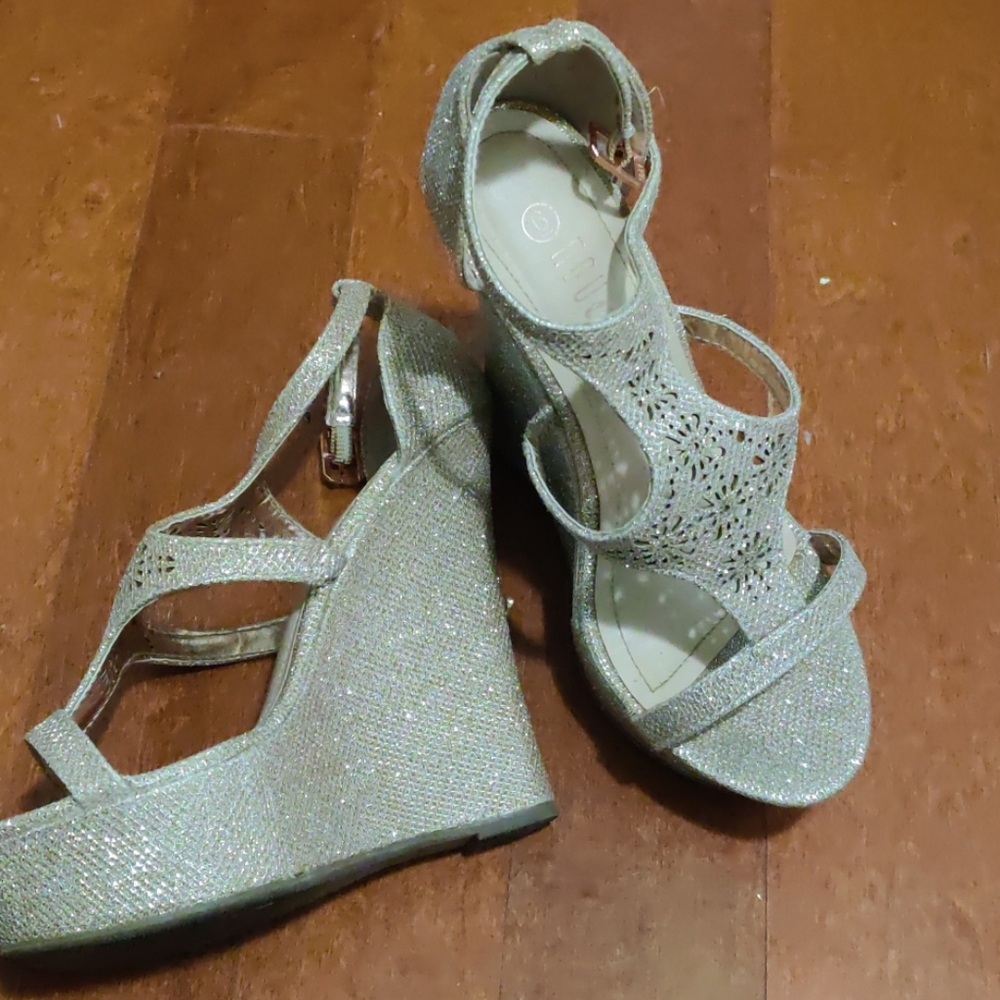Gold sparkle wedges